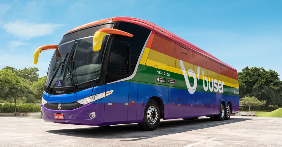 Ônibus arco-íris com as cores da bandeira LGBTQIA+ invadem ...